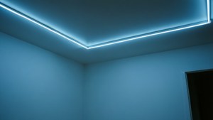藍色LED燈帶勾勒出房間的天花板和牆壁角落。 — Led 壁紙