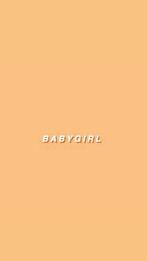 蜜桃色背景，中央有白色3D文字寫著BABYGIRL — 低對比 壁紙