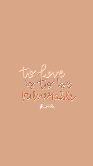 在蜜桃色背景上以草書寫著「to love is to be vulnerable」的文字引言。 — 愛情語錄 GIF 壁紙