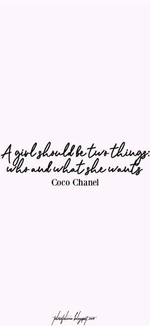 Coco Chanel 名言以黑色草書顯示於薰衣草背景上 — Galaxy A55 壁紙