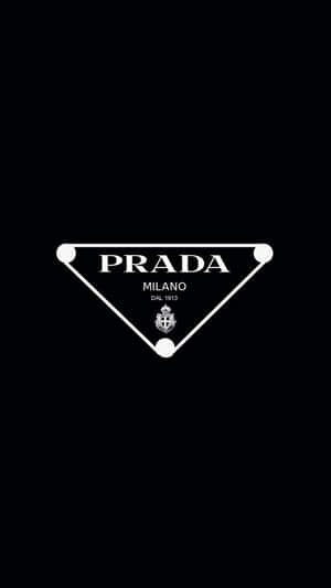 黑色背景上的Prada標誌三角形，附有文字和徽章 — Prada 壁紙