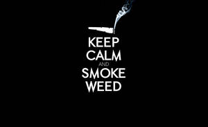 黑色背景上的白色文字寫著「Keep Calm and Smoke Weed」，並附有冒煙大麻煙的插圖。 — 抽菸 壁紙