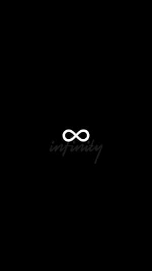 黑色背景上的白色無限符號和「infinity」一詞。 — 簡約暗黑美學 壁紙