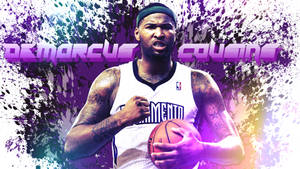 DeMarcus Cousins 身穿沙加緬度國王隊球衣持籃球，背景為紫色潑濺。 — 沙加緬度國王隊 壁紙