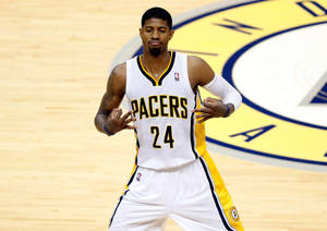 職業籃球運動員 Paul George 身穿 Pacers 隊服在球場上。 — 保羅·喬治 壁紙