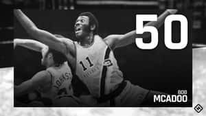 Bob McAdoo在黑白照片中慶祝籃球比賽。 — NBA 壁紙