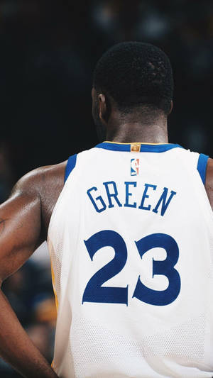 籃球運動員Draymond Green身穿白色球衣，藍色23號，站在球場上。 — 克里夫蘭騎士隊 壁紙