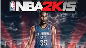 NBA 2K15 封面，凱文·杜蘭特身穿奧克拉荷馬城雷霆隊球衣，背景是暴風雨的城市。 — 酷籃球 壁紙