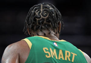 運動員穿著印有名字SMART的綠色球衣和辮子髮型。 — 馬庫斯·史馬特 壁紙