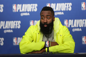 詹姆斯·哈登在NBA季後賽記者會上穿著黃色外套 — 詹姆斯·哈登 壁紙