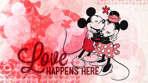 米奇和米妮老鼠在充滿愛意的擁抱中，伴有心形和「Love Happens Here」文字。 — 可愛情人節 壁紙