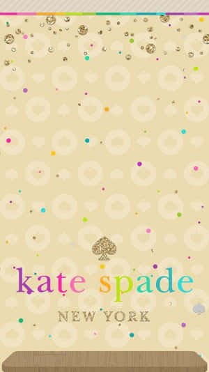 Kate Spade New York 標誌在米色背景上，帶有黑桃圖案和色彩繽紛的圓點。 — Kate spade 壁紙