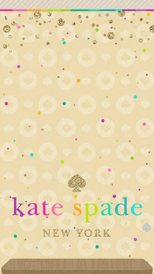 Kate Spade New York標誌在米色壁紙上，帶有黑桃圖案和彩色圓點。 — Kate spade 壁紙