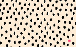 米色壁紙，帶有黑色筆觸點和角落的粉紅色鏟子。 — Kate spade 壁紙