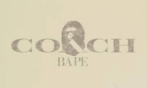 米色背景上字母A中有猿頭的COACH BAPE標誌 — 教練 壁紙