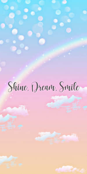 粉彩天空，彩虹雲朵和文字 Shine Dream Smile，帶閃爍效果 — 18:9 壁紙