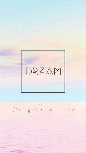 粉彩色的天空和海洋，鳥兒在一個包含「DREAM」字樣的正方形框架下飛翔。