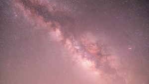銀河系在夜空中閃耀著粉紅色和紫色的星雲。 — 淺粉色調 壁紙