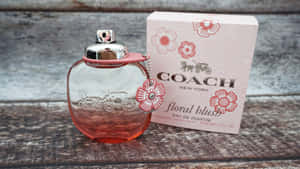 Coach Floral Blush 香水瓶和盒子在木質背景上 — 教練 壁紙