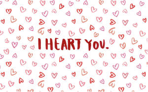 紅色文字寫著 I HEART YOU，周圍散落著粉紅色和紅色的心形。 — 桌面 壁紙
