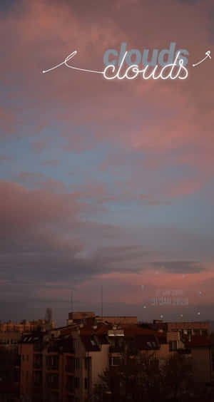 暮色中城市上空的粉紅色和藍色雲朵，帶有文字疊加。 — Instagram限時動態 壁紙