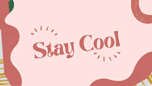 在粉紅色柔和背景上，以玩味字體顯示的Stay Cool文字，搭配抽象形狀。 — 酷 壁紙
