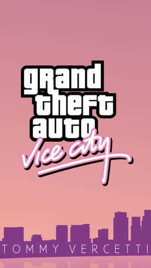 紫色城市天際線剪影上方有 Grand Theft Auto Vice City 標誌及 Tommy Vercetti 文字。 — 霓虹紫 壁紙
