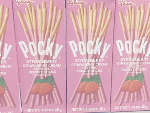 粉紅色的Glico Pocky草莓奶油餅乾棒盒。 — 草莓 壁紙