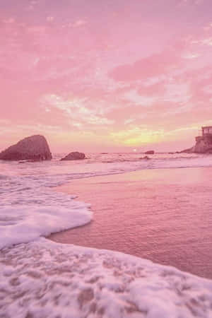 粉紅色夕陽下的海灘，海浪和岩石 — 粉嫩粉彩美學 壁紙