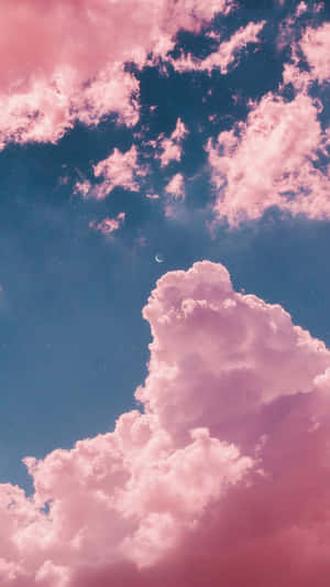 粉紅色的雲朵在帶有彎月的星空暮色天空中飄浮。 — 美學雲朵 壁紙