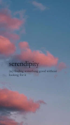 暮色天空中的粉紅雲朵，帶有 serendipity 定義的文字疊加 — 日落 壁紙