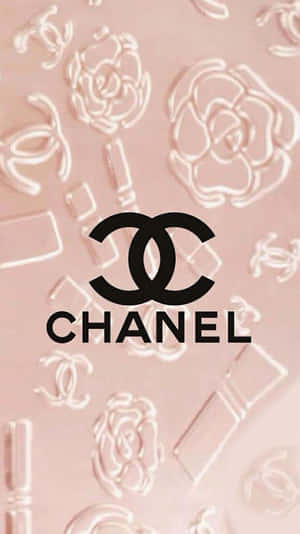 粉紅色紋理背景，帶有 Chanel 標誌和玫瑰，並展示品牌標誌。 — 香奈兒 壁紙