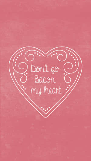 粉紅色紋理背景，帶有白色心形，包含「Don't go Bacon my heart」字句。 — 低對比 壁紙