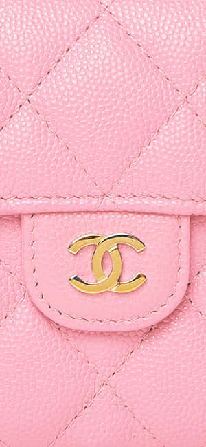 粉紅色絎縫 Chanel 手提包，帶金色 CC 標誌。 — Pixel 8 Pro 壁紙