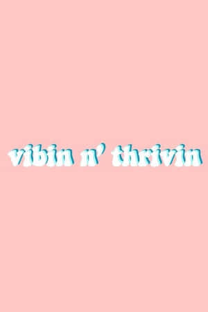 粉紅色背景，帶有氣泡感的藍色和白色文字，寫著 vibin n' thrivin — 創意 壁紙