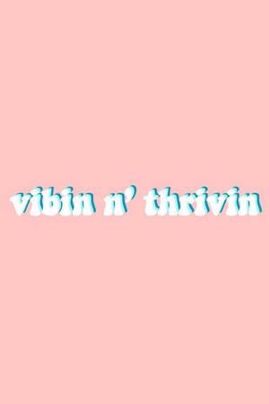 粉紅色背景，帶有氣泡般的藍色和白色文字，寫著 vibin n' thrivin — 語錄 壁紙