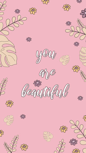 帶有花卉圖案和短語 you are beautiful 的粉紅色壁紙。 — 你很美 壁紙
