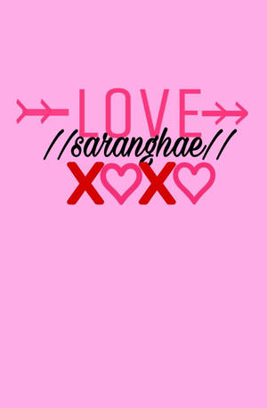 粉紅色桌布，帶有 LOVE 和 saranghae 文字以及心形 X。 — 粉紅色 壁紙