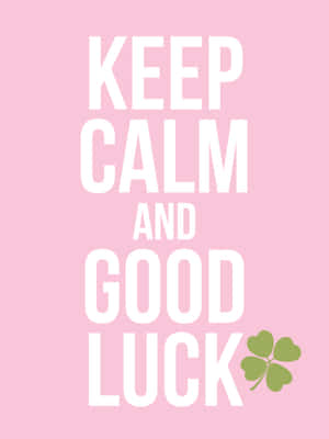 粉紅色背景，白色文字寫著keep calm and good luck，並有一個綠色四葉草。 — iPad 第9代 壁紙
