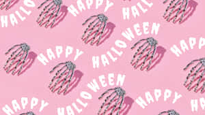 粉紅色桌布，帶有銀色骷髏手和白色Happy Halloween文字。 — 可愛萬聖節 壁紙