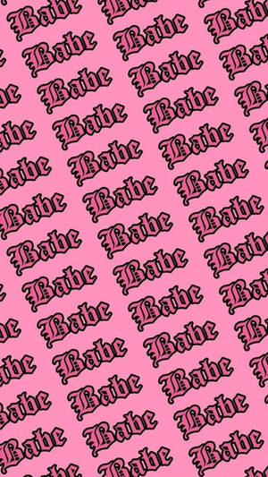 粉紅色壁紙上重複著黑色輪廓哥德式字體 'Babe' 文字。 — 粉紅色 壁紙