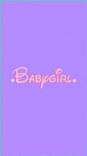 粉紅色草書文字 BABYGIRL 配心形圖案在薰衣草背景上 — 暗紫色美學 壁紙