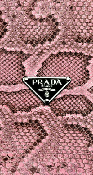粉紅色蛇皮紋理與Prada標誌徽章。 — 普拉巴斯 壁紙