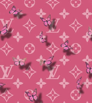粉紅色蝴蝶在 Louis Vuitton 字母圖案背景上飛舞。 — 榮耀Magic V 壁紙