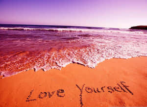 粉紅色的海浪沖刷著橙色沙灘，沙灘上以深色字體寫著「Love Yourself」。 — 粉色花朵 壁紙