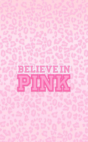 粉紅色豹紋背景，印有 'believe in pink' 文字。 — 粉嫩粉彩美學 壁紙