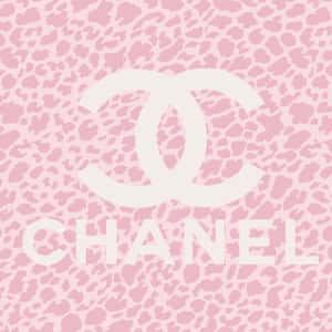 粉紅色豹紋背景，帶有白色 Chanel 標誌和文字。 — 香奈兒 壁紙