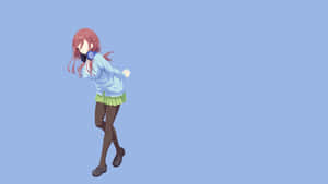 粉紅色頭髮的動漫女孩在純藍色背景上跳舞。 — 中野三玖 壁紙