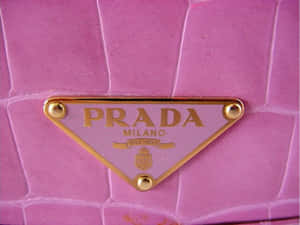 粉紅色鱷魚皮Prada手提包標誌牌，金色金屬配件。 — Prada 壁紙