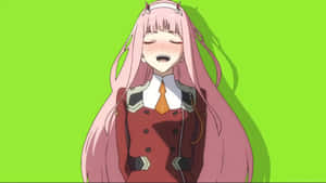 粉紅頭髮和角的動漫女孩在綠色背景前開心地笑著。 — 零二 GIF 壁紙